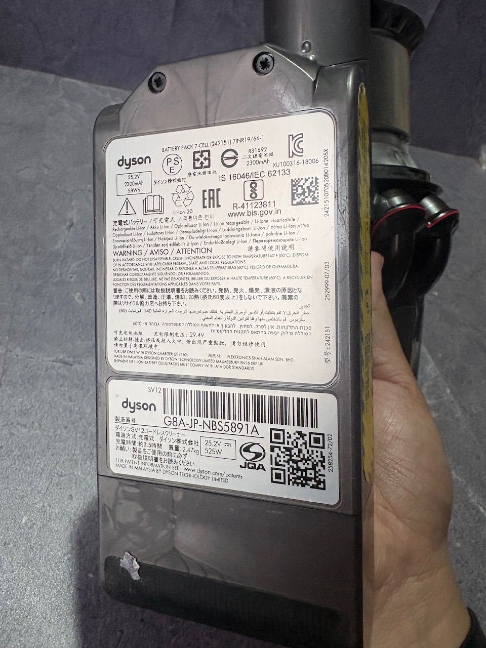 D285M260423 ⑧ダイソン　コードレスクリーナー　V10 SV12 現状品　簡易洗浄済み　アタッチメント多数