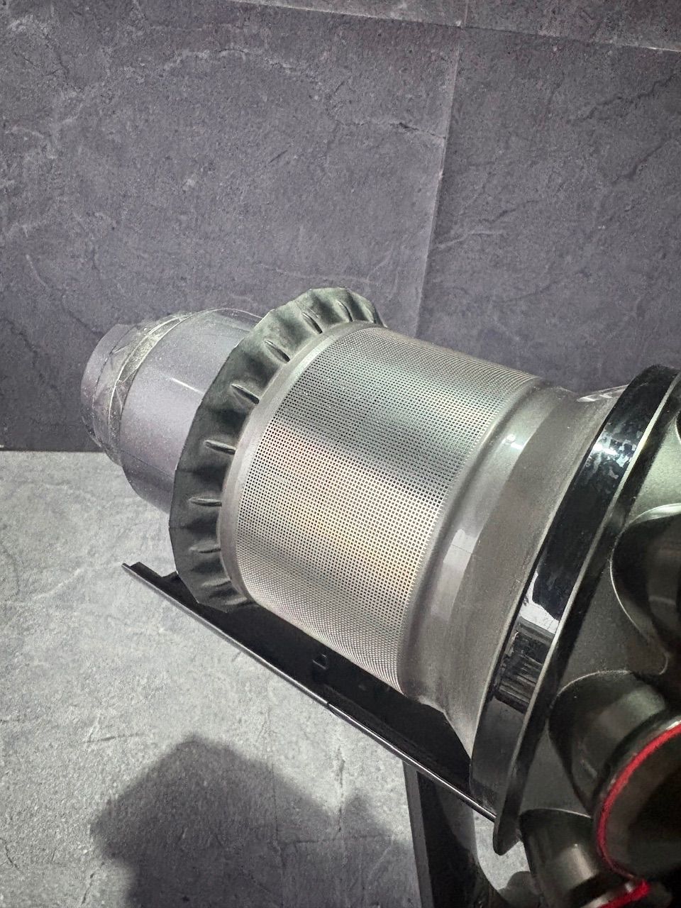 D285M260423 ⑧ダイソン　コードレスクリーナー　V10 SV12 現状品　簡易洗浄済み　アタッチメント多数