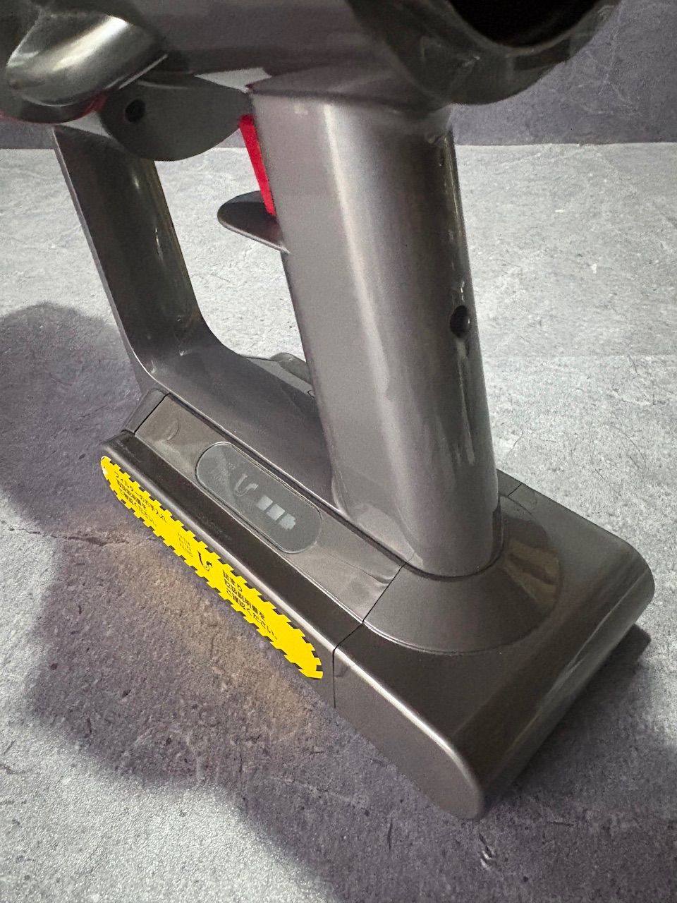 D285M260423 ⑧ダイソン　コードレスクリーナー　V10 SV12 現状品　簡易洗浄済み　アタッチメント多数
