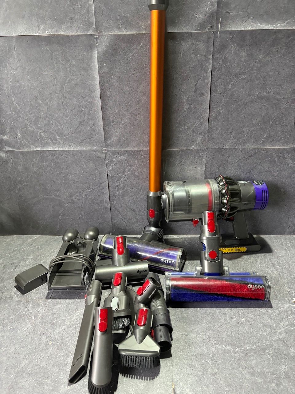 D285M260423 ⑧ダイソン　コードレスクリーナー　V10 SV12 現状品　簡易洗浄済み　アタッチメント多数