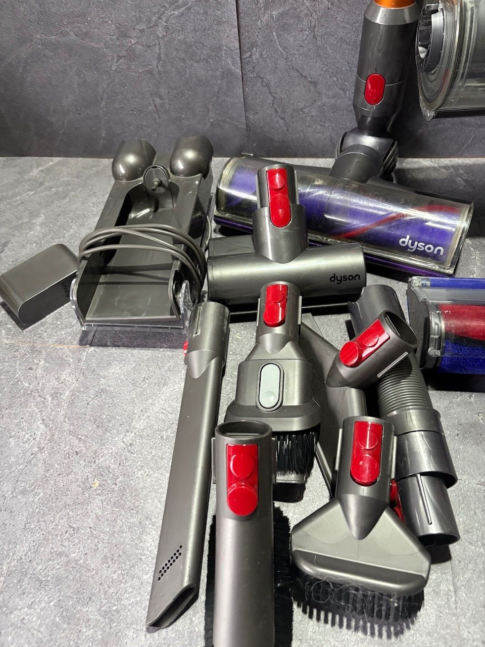 D285M260423 ⑧ダイソン　コードレスクリーナー　V10 SV12 現状品　簡易洗浄済み　アタッチメント多数