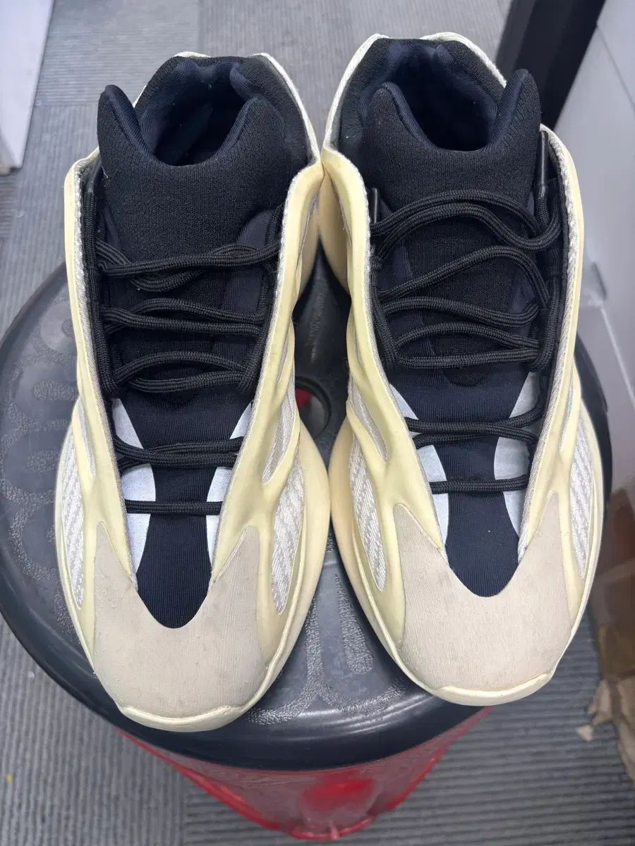 アディダス イージーブースト 700 V3 アザエル