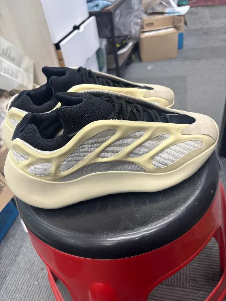 アディダス イージーブースト 700 V3 アザエル アディダス イージーブースト 700 V3 アザエル