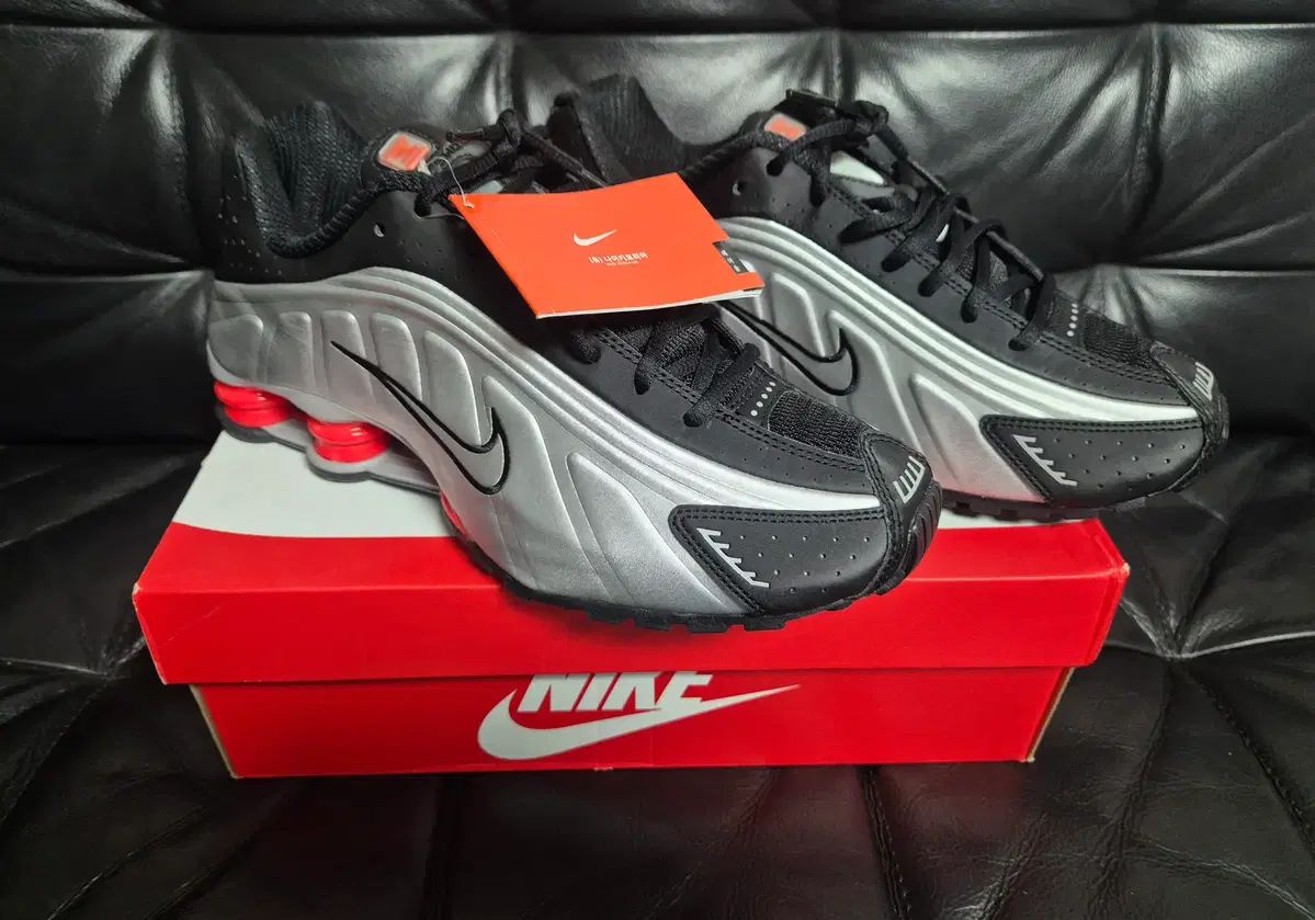 NIKE ナイキ ショックスR4 ブラックアンドメタリック シルバー 26.5サイズ
