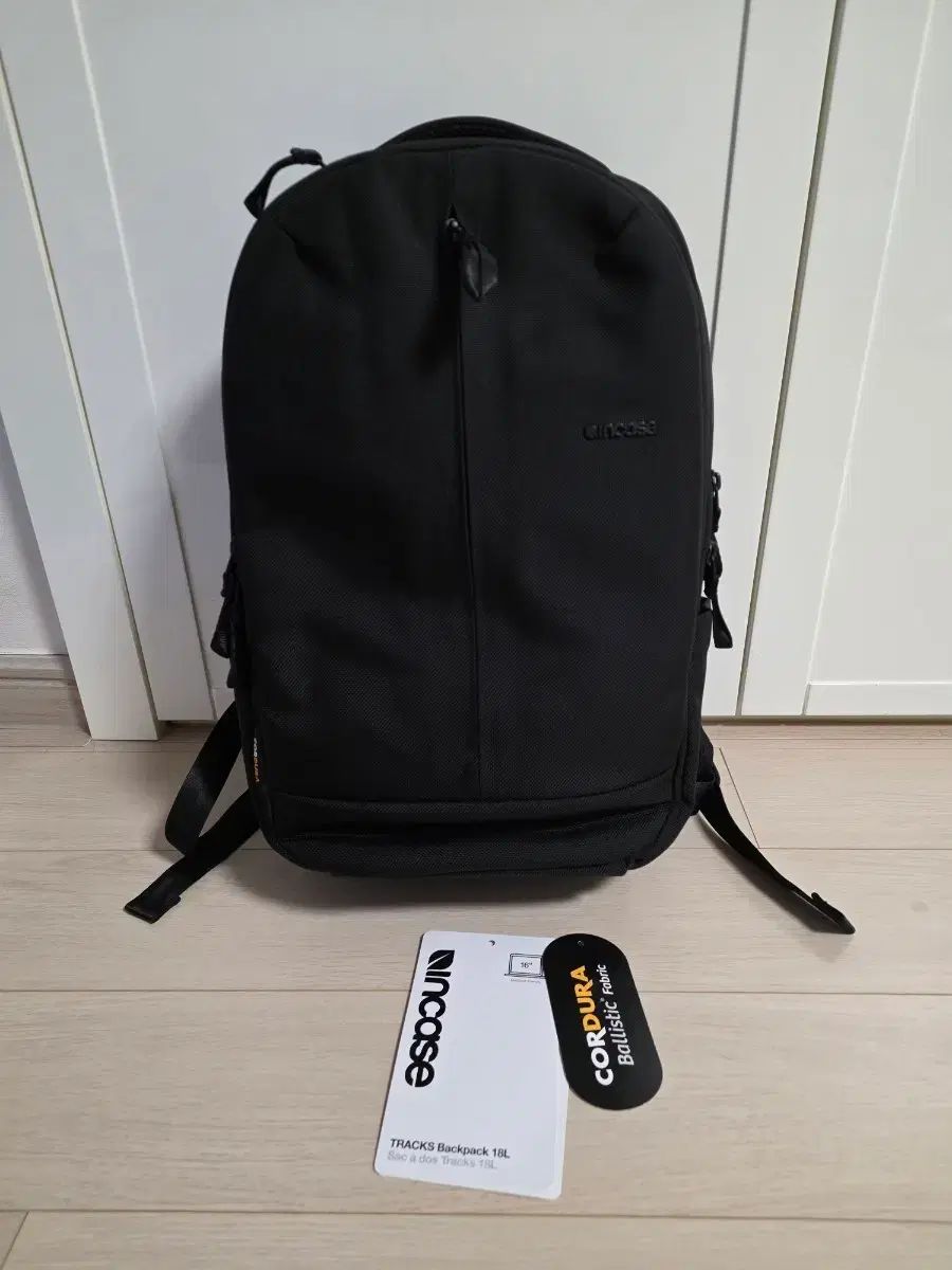 インケース トラックス バックパック 18L ブラック コーデュラ