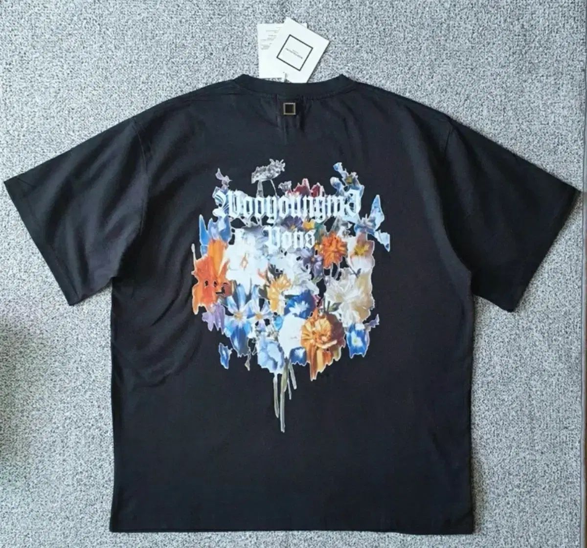 ウーヨンミ(WOOYOUNGMI) フラワー プリンティング 半袖 Tシャツ ブラック