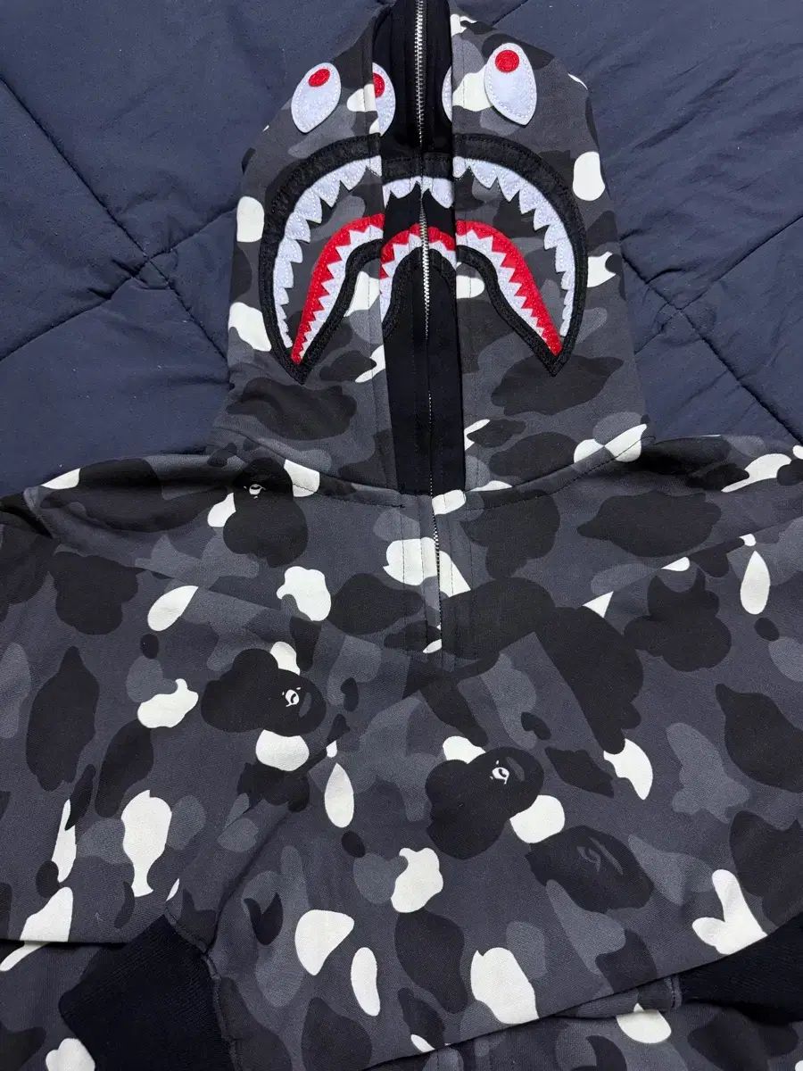 ベイダブルシャークフーデッドジップアップ