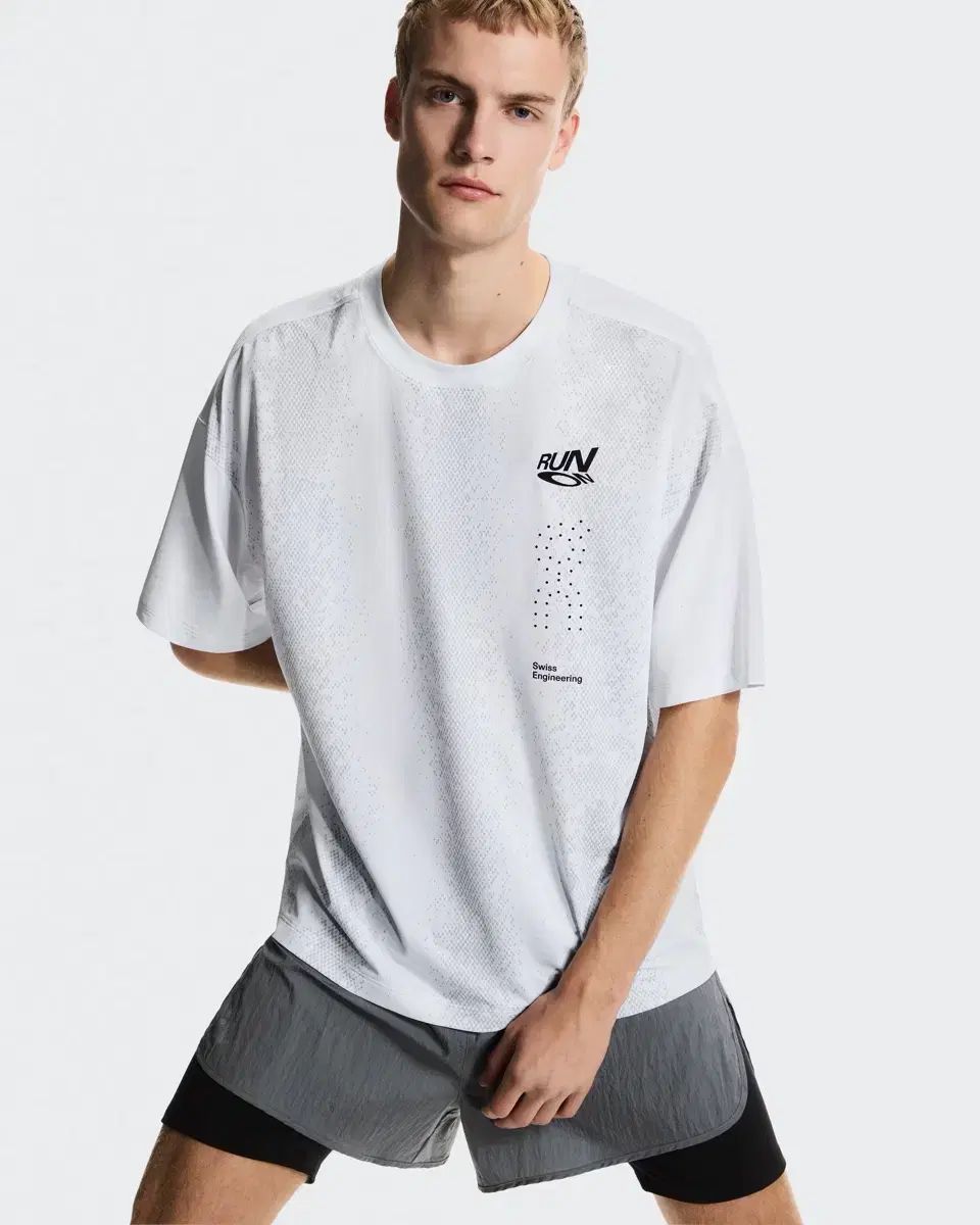 オン ランニング パフォーマンス ボルト Tシャツ S 白