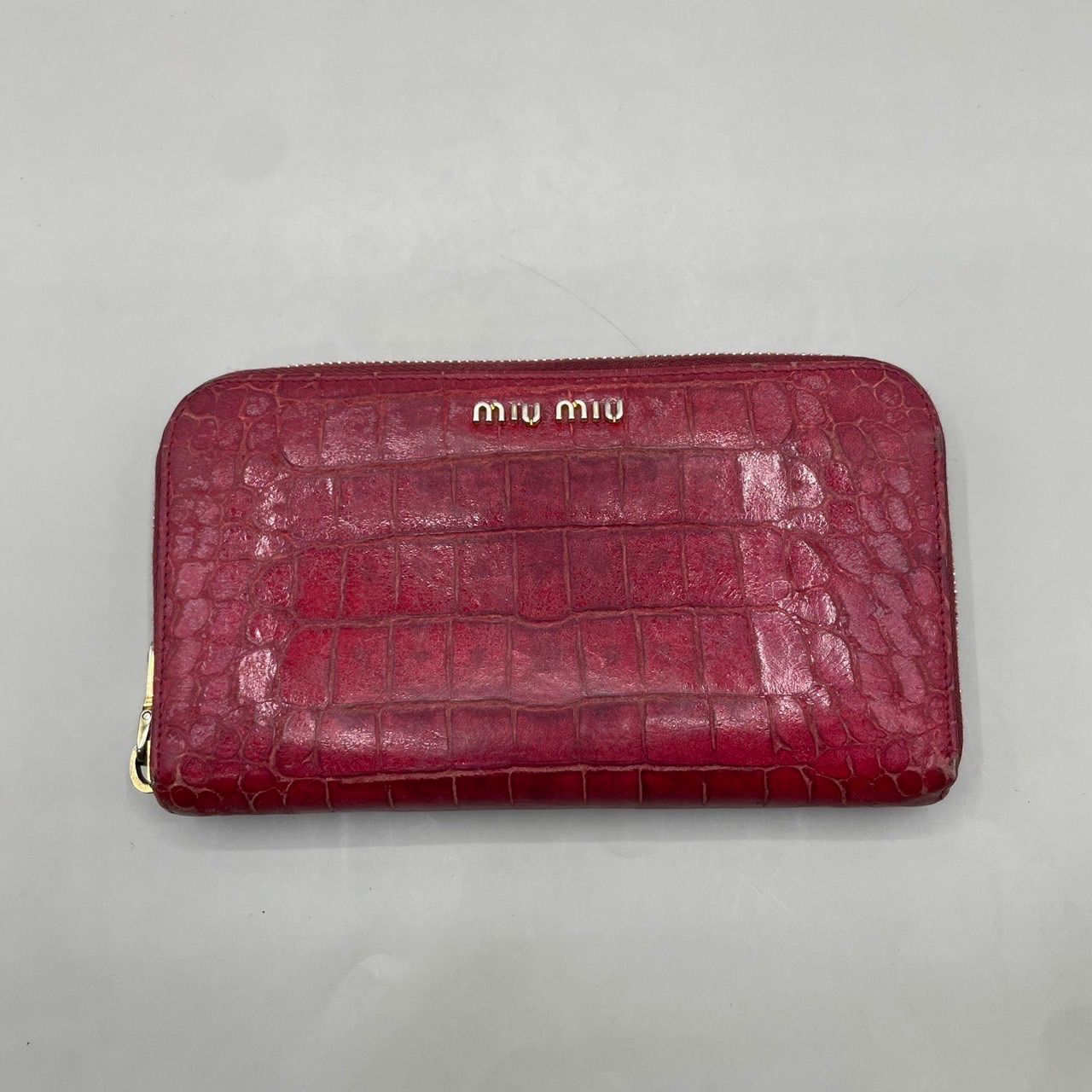 MIU MIU 赤レザー長財布 良品 MIU MIU ミュウミュウ 長財布 ラウンドファスナー クロコ型押し