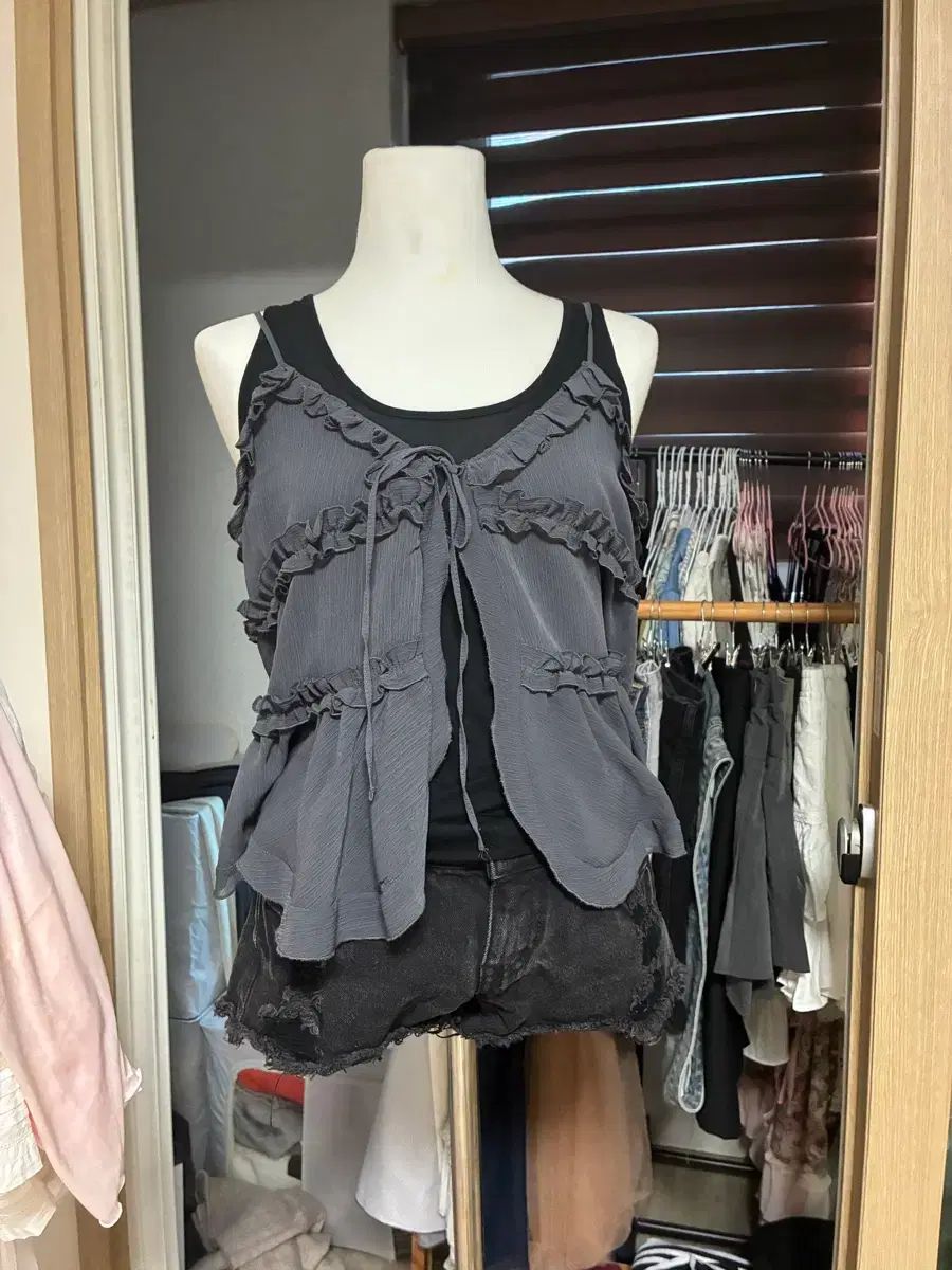 グレー フリル ノースリーブ ビスチェ + ヴィンテージ ショートパンツ セット