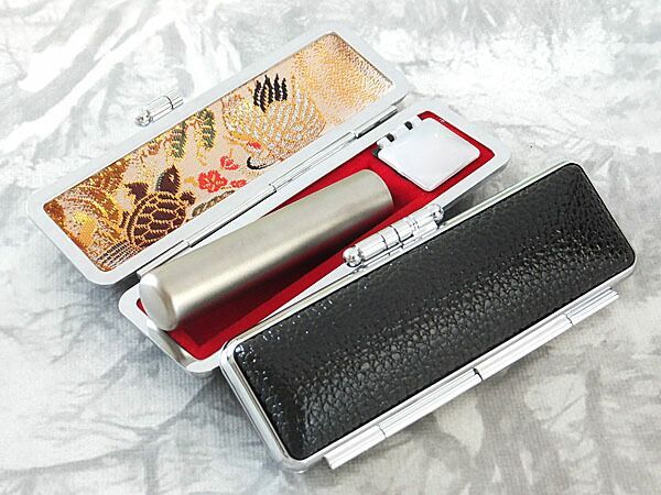 印鑑 はんこセット チタン印鑑 ケース付き 18mm 実印 黒色 牛革もみ皮ケース 印鑑ケース 朱肉付き 旧字 特殊文字 作成 OK モミ革 牛革もみ 牛もみ ケース付セット プレゼント ギフト 女性 男性 夫婦 結婚