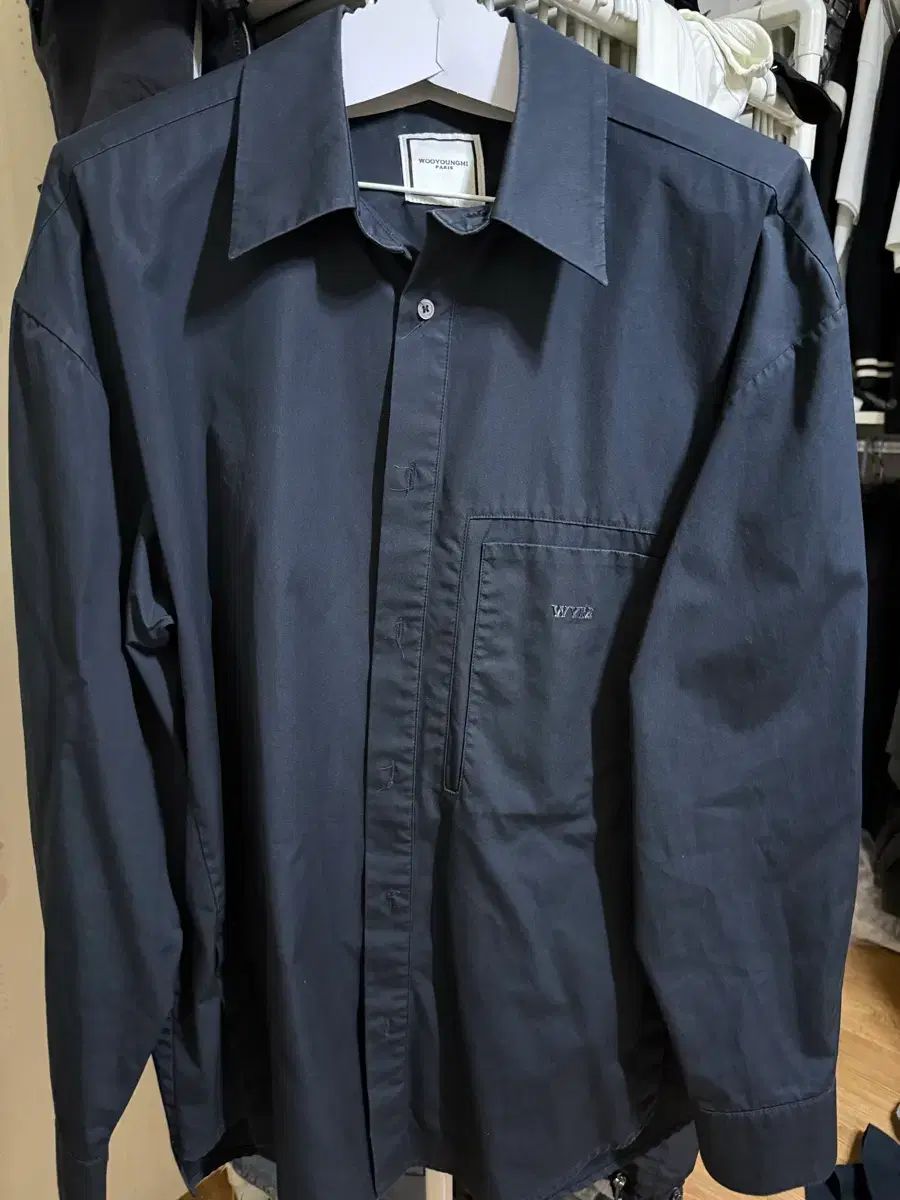 WOOYOUNGMI ウーヨンミ 23ss ブラック バックロゴ シャツ 50サイズ 出品