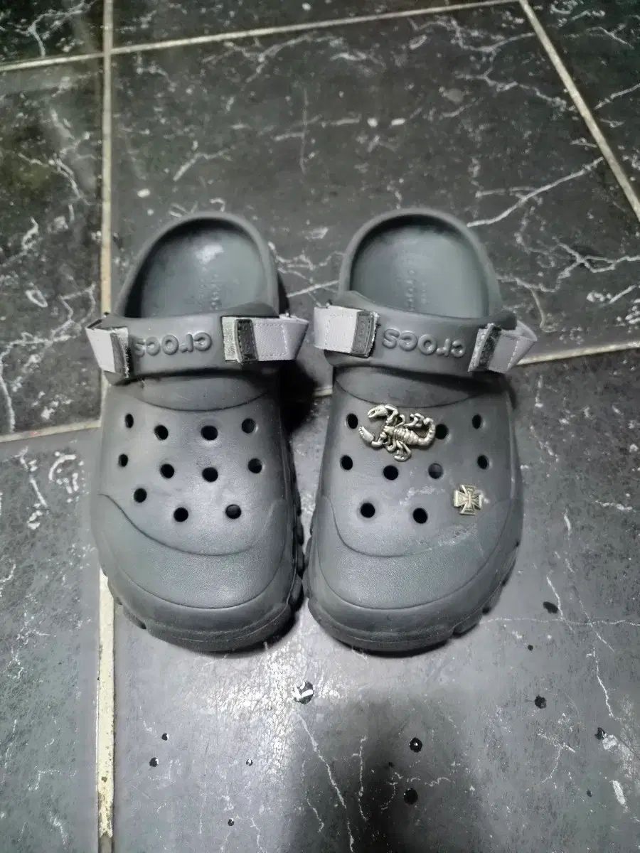 Crocs ブラック サンダル + ジビッツ 装飾
