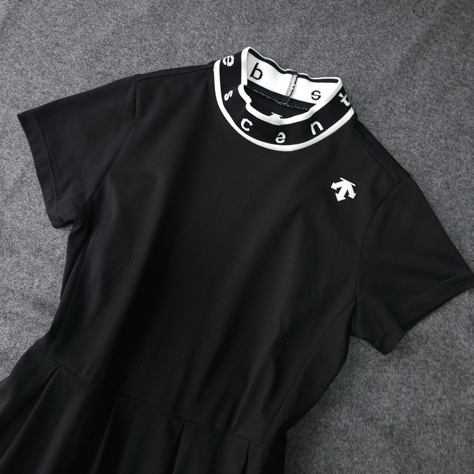 👌値下げ交渉受付中】美品 DESCENTE GOLF 近年モデル 半袖プリーツ