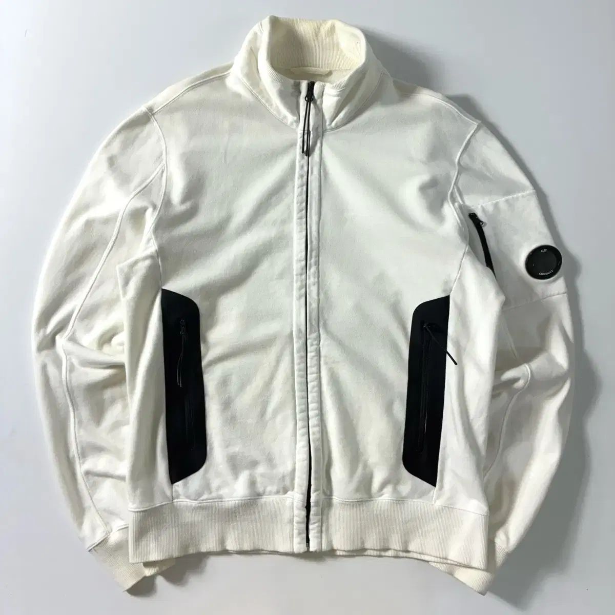 C.P. Company(シー ピー カンパニー) レンズワッペン コットン 白 ジップアップ