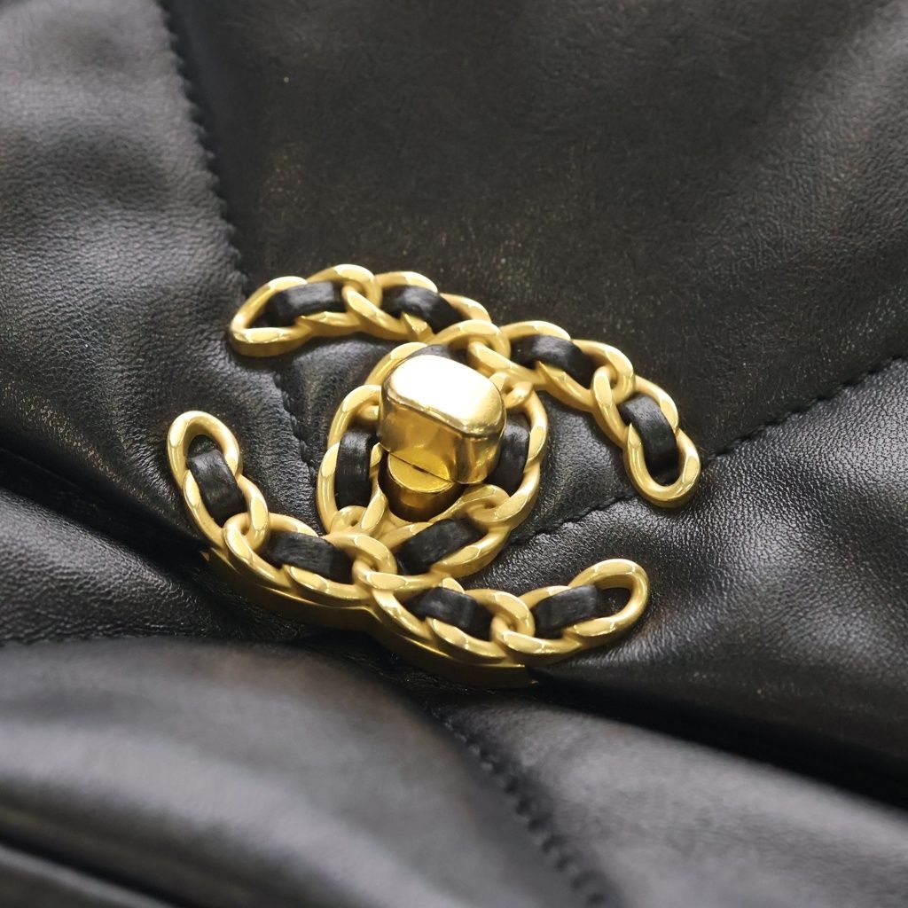 CHANEL (シャネル) シャネル19 チェーンショルダーバッグ ハンドバッグ ブラック ラムスキン AS1160 ゴールド金具 CHANEL (シャネル) シャネル19 チェーンショルダーバッグ ハンドバッグ ブラック ラムスキン AS1160 ゴールド金具