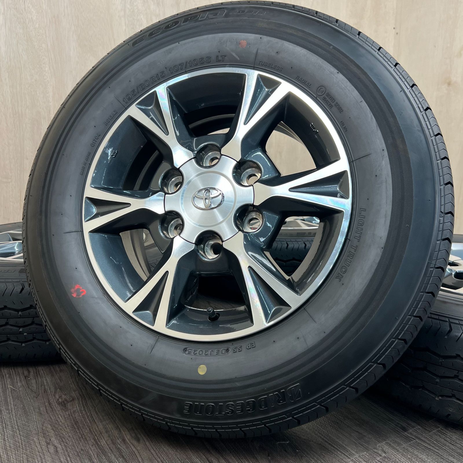 [美品] ハイエース純正15インチ 195/80R15 LT