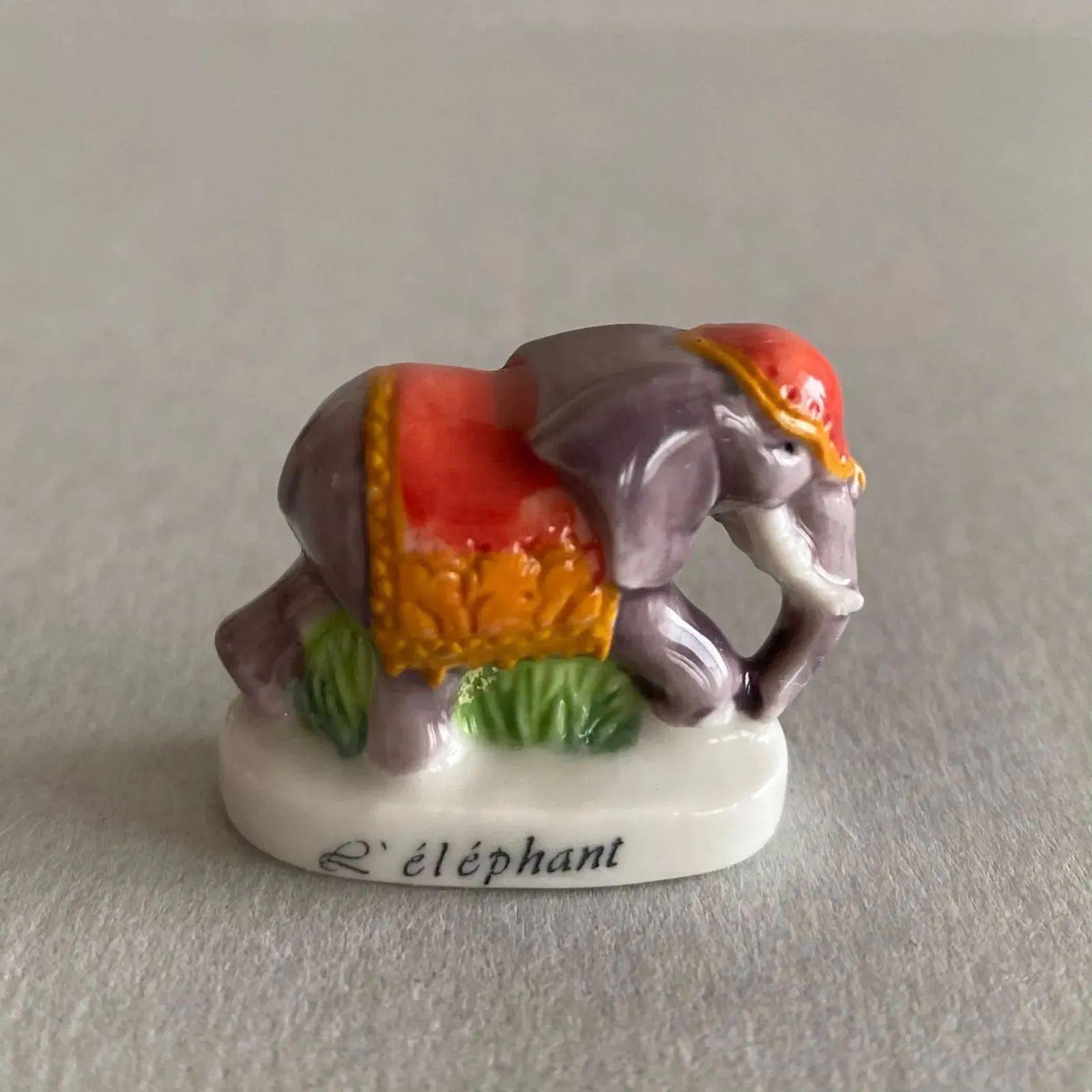 フランス　蚤の市　陶器人形　赤ちゃん　ブロカント 赤い布をまとったゾウのフェーブ／象／動物／フランス雑貨／陶器