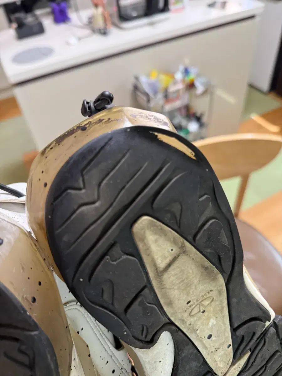 ヴァレンティノ・ガラヴァーニ スニーカー 白