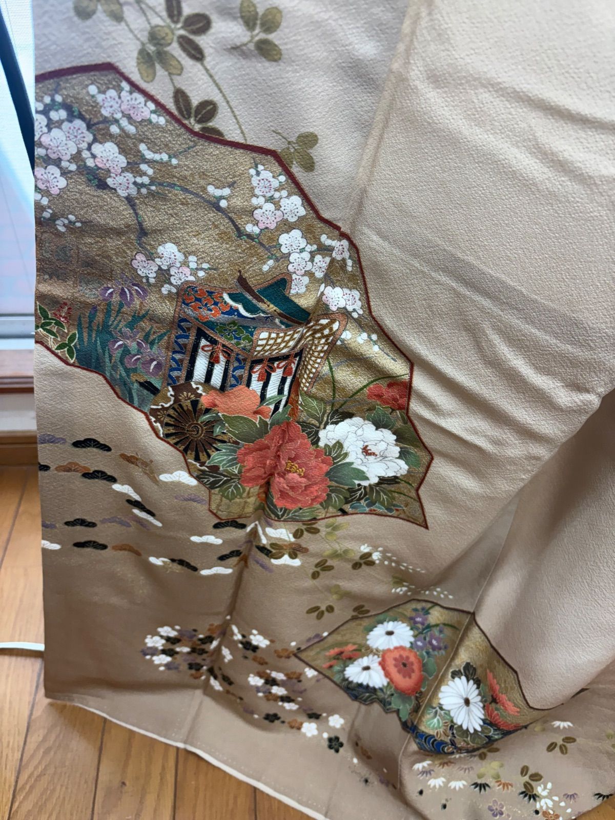 色留袖 正絹 ベージュ・ 御所車に四季花 金彩 - メルカリ