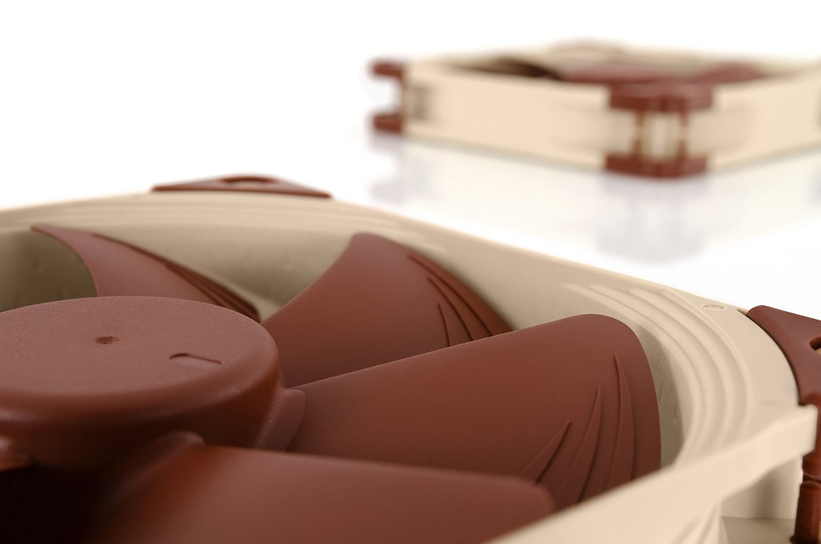 Noctua NF-A14 5V PWM, プレミアム静音 ファン, USBケーブル・4-Pin接続, 5Vバージョン (140mm, ブラウン) Noctua NF-A14 5V PWM, プレミアム静音 ファン, USBケーブル・4-Pin接続, 5Vバージョン (140mm, ブラウン)
