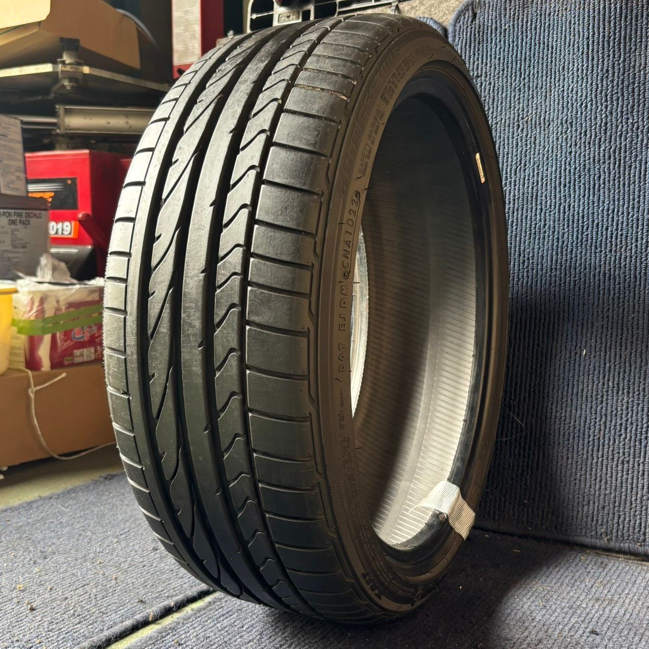 ☆送料無料☆【2022年製造】【溝8.5分山】BRIDGESTONE POTENZA RE050A 1本 205/40R18 ランフラットタイヤ　傷あり ASP3637