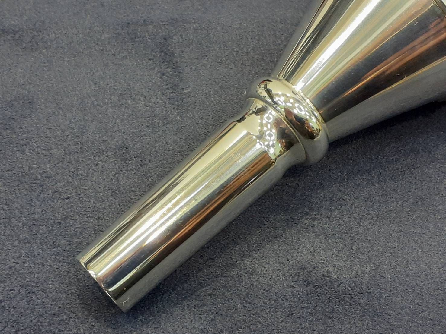 ブラスラボ モモ チューバマウスピース 826 【山陰】【中古】 - メルカリ