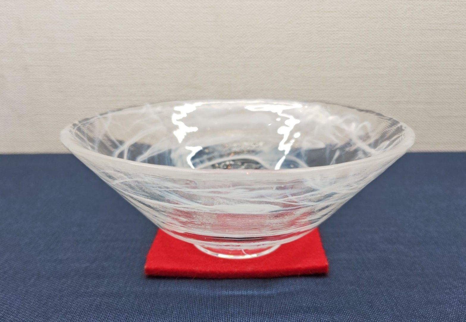 【逢絢亭・新品】茶道具 茶碗 平茶碗 義山 雲海の絵 冷茶用の平茶碗 工芸ガラス 東太武朗 紙箱入り