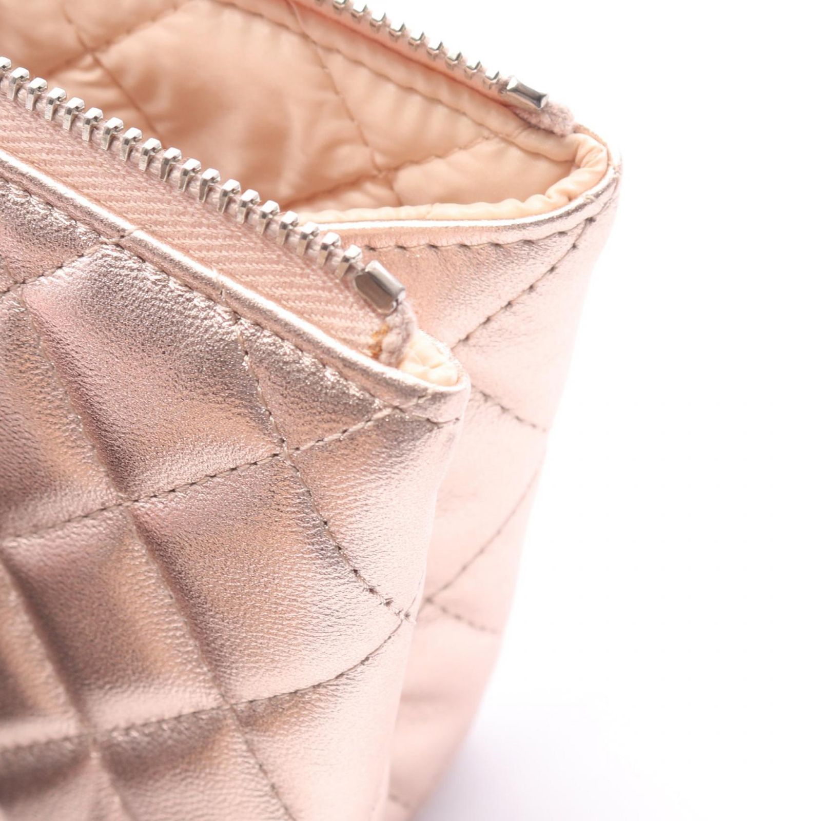 シャネル CHANEL ポーチ マトラッセ メタリック A69259 ローズゴールド ラムスキン(羊革) マトラッセ ポーチ レディース Used A シャネル CHANEL ポーチ マトラッセ メタリック A69259 ローズゴールド ラムスキン(羊革) マトラッセ ポーチ レディース Used A