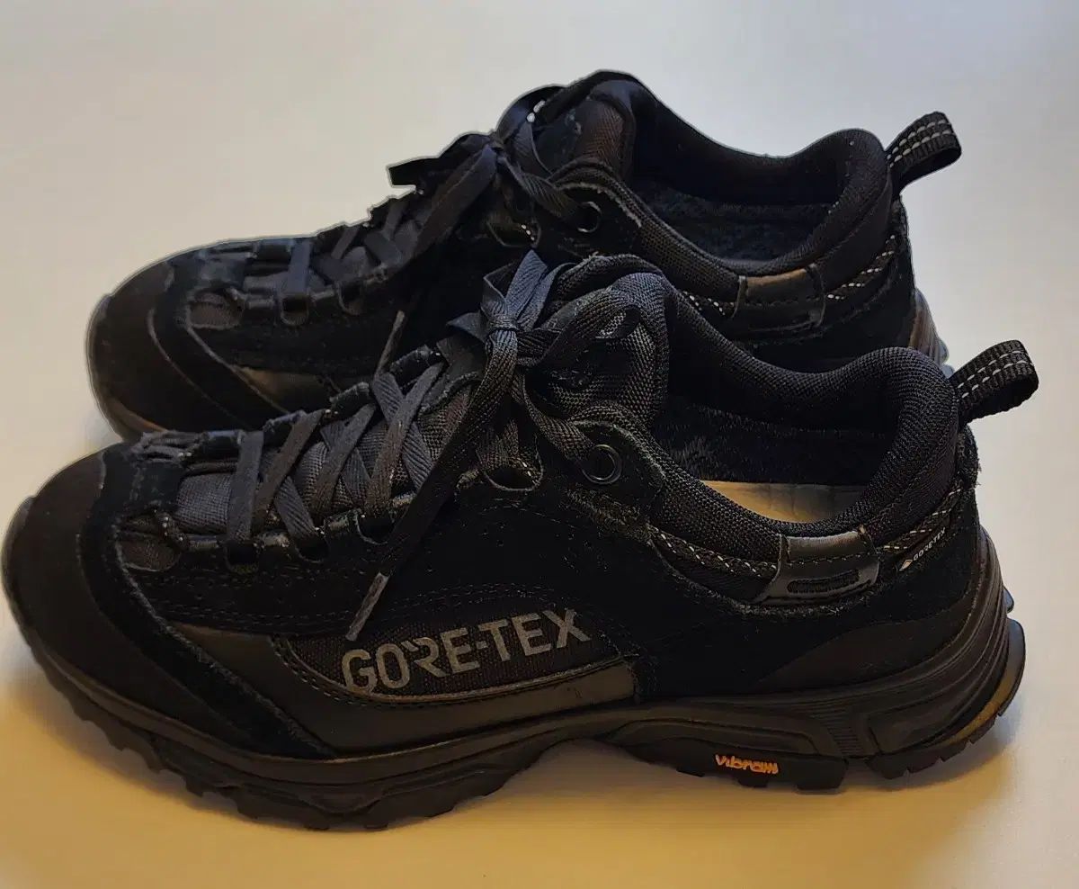 コーロンスポーツ GORE-TEX トレッキングシューズ 9,348円