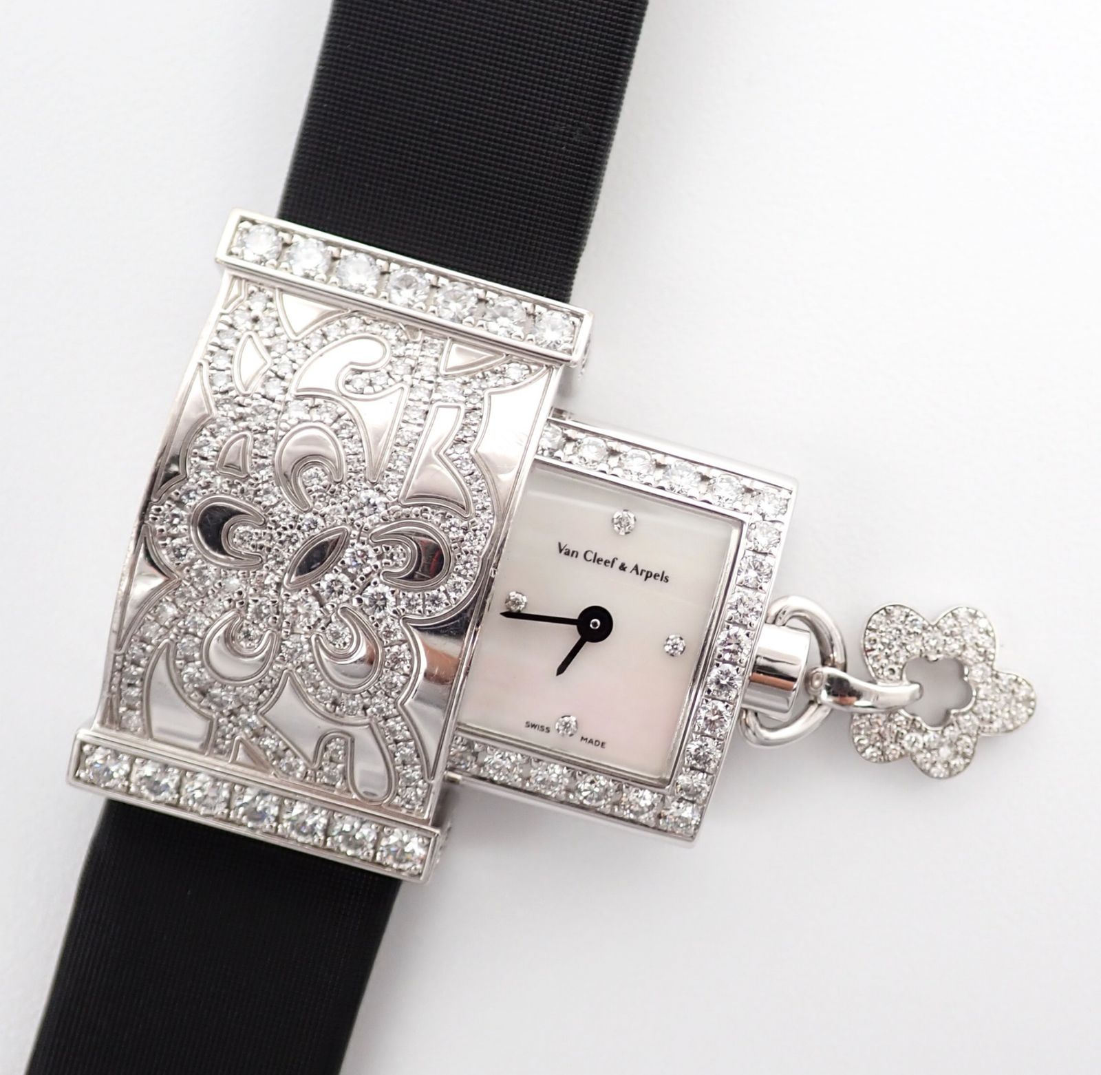 Van Cleef & Arpels(ヴァンクリーフアンドアーペル) シークレットデンテル ベゼルダイヤ WRWF01E8 WG/革 ホワイトゴールド QZ レディース