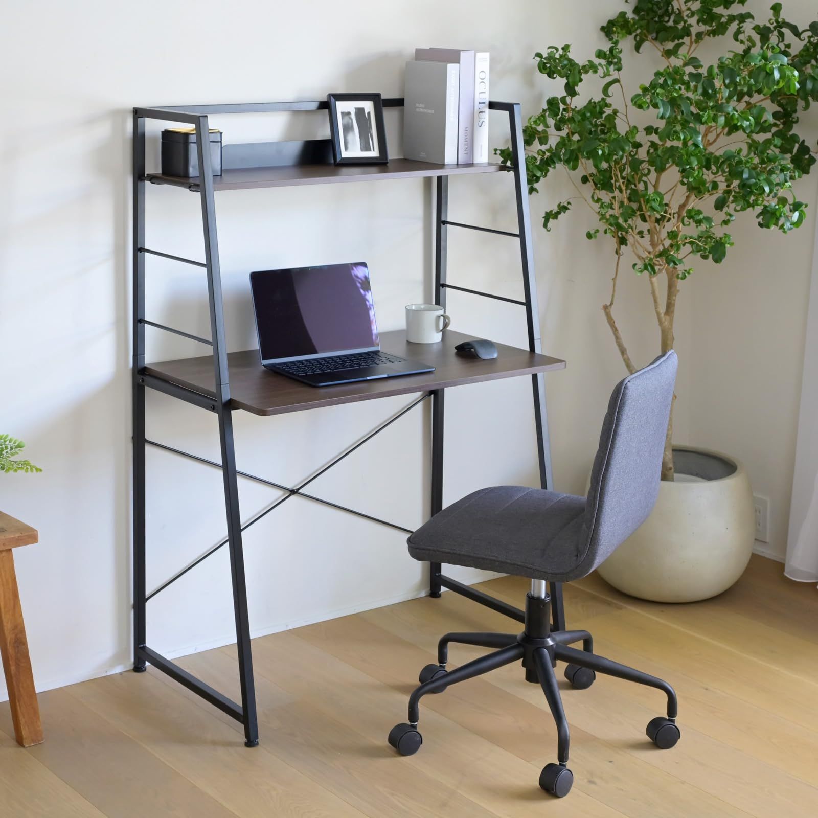 ☆新品☆山善(YAMAZEN) 上棚付きデスク 机 棚 省スペース パソコン PC 勉強机 ラック 傷汚れに強い天板 幅84.5×奥行49×高さ128cm ワークデスク ワンルーム ダークブラウン/マットブラック GUD-8550(DBR/M 89c852c3