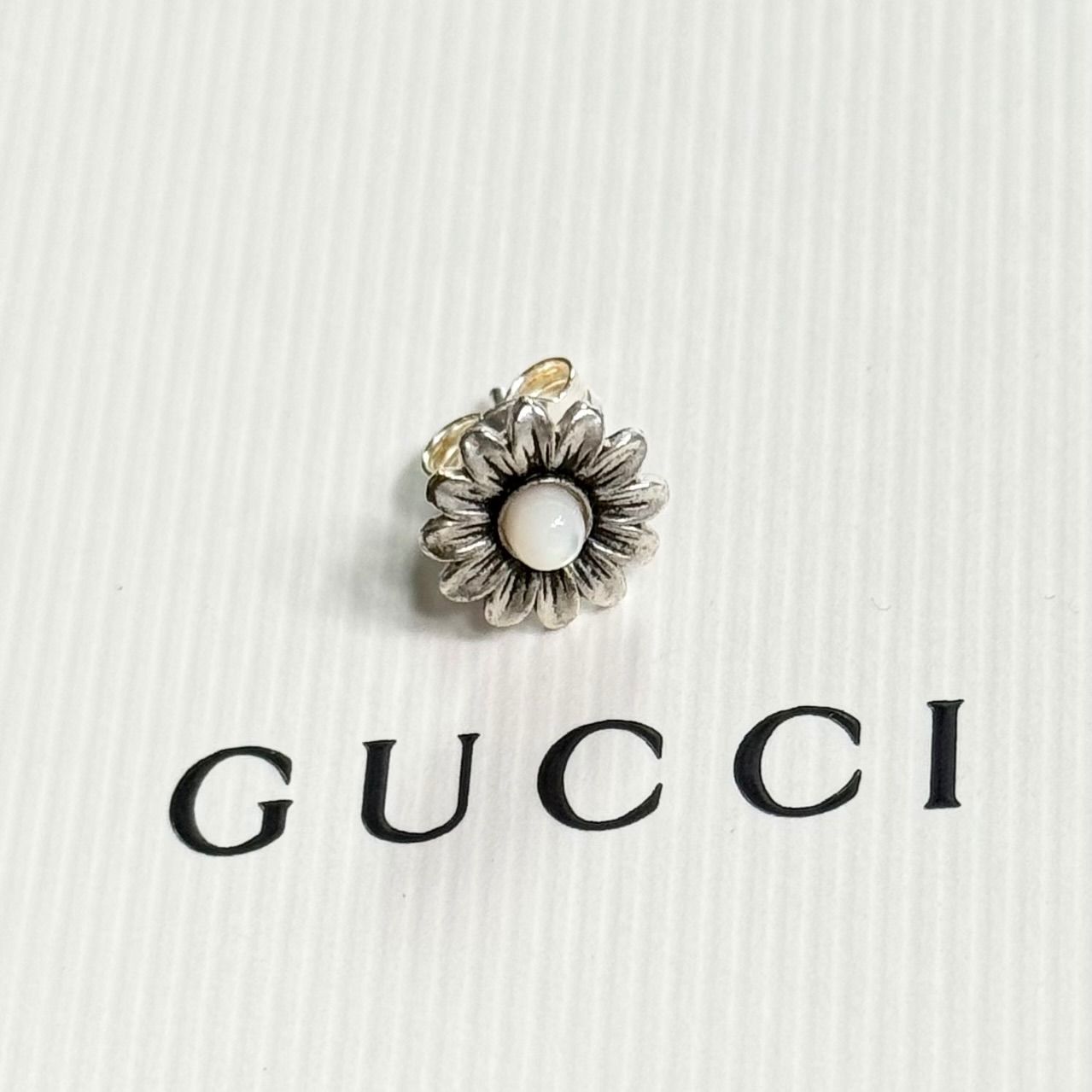 美品✨　グッチ　ピアス　フラワー　マザーオブパール　片耳　シルバー　Ag925 美品 GUCCI ピアス マザーオブパールフラワー ホワイト シルバー Ag925