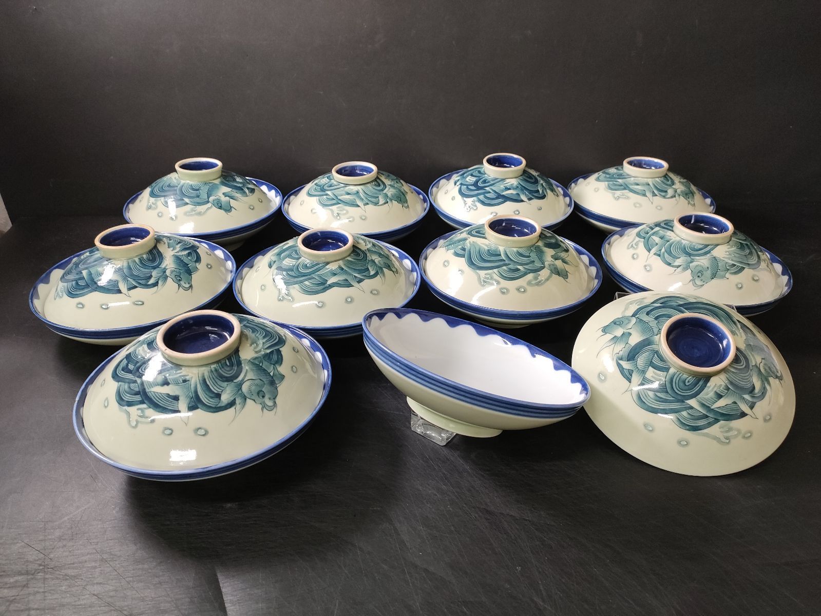 F22-01/染付淡翠釉浪双鯉魚絵蓋鉢 10客/骨董/蓋物/蓋茶碗/大鉢/小皿/向付/銘々皿/懐石料理/懐石道具