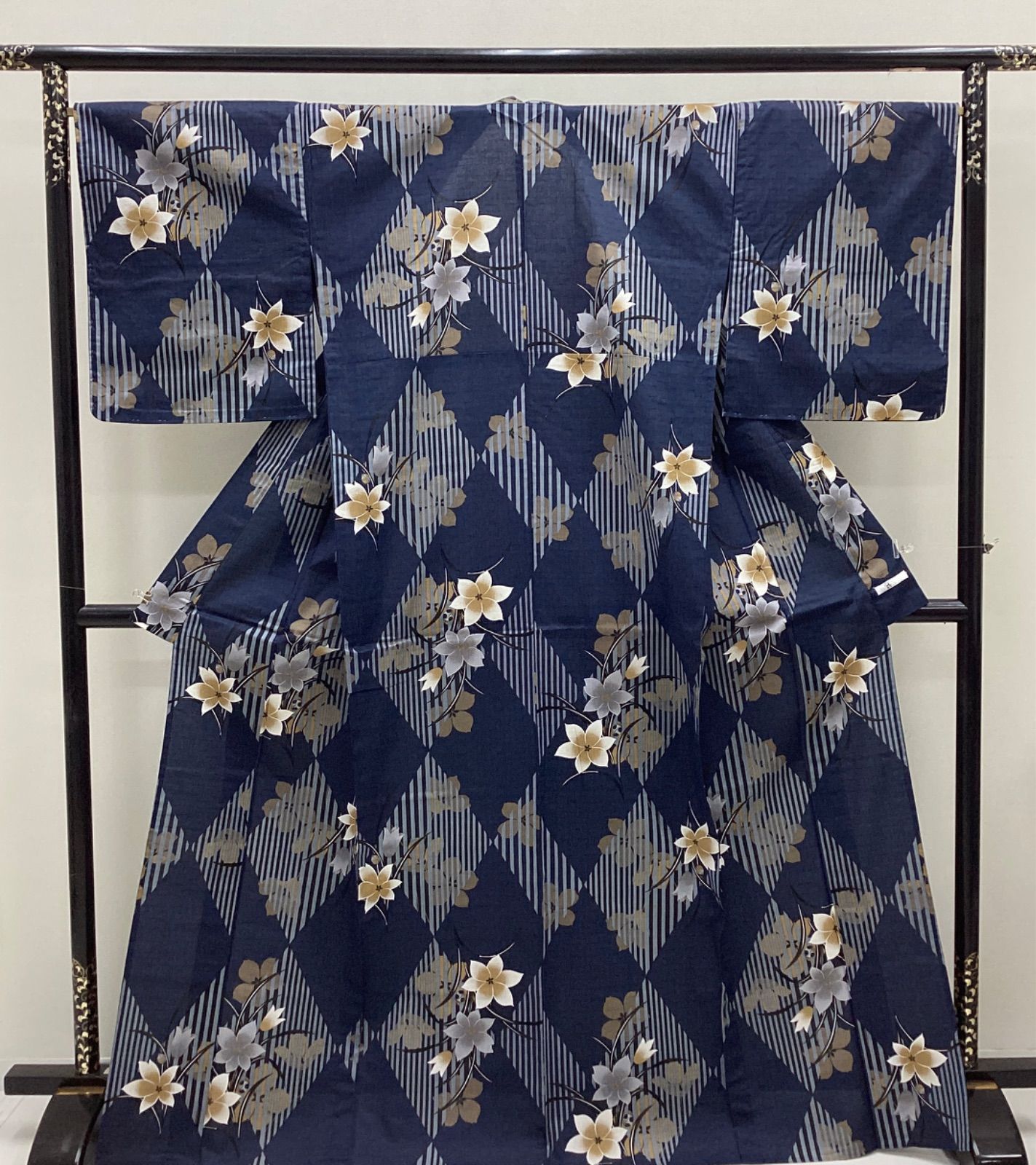 中古品　レディース　浴衣　夏着物　紺色　花　雲雪　綿　裄67　R877