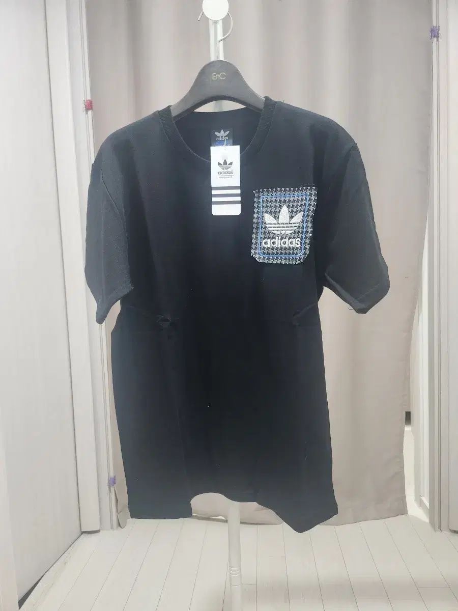 adidas アディダス 半袖 Tシャツ ブラック ポケット ロゴ 新品 ユニセックス
