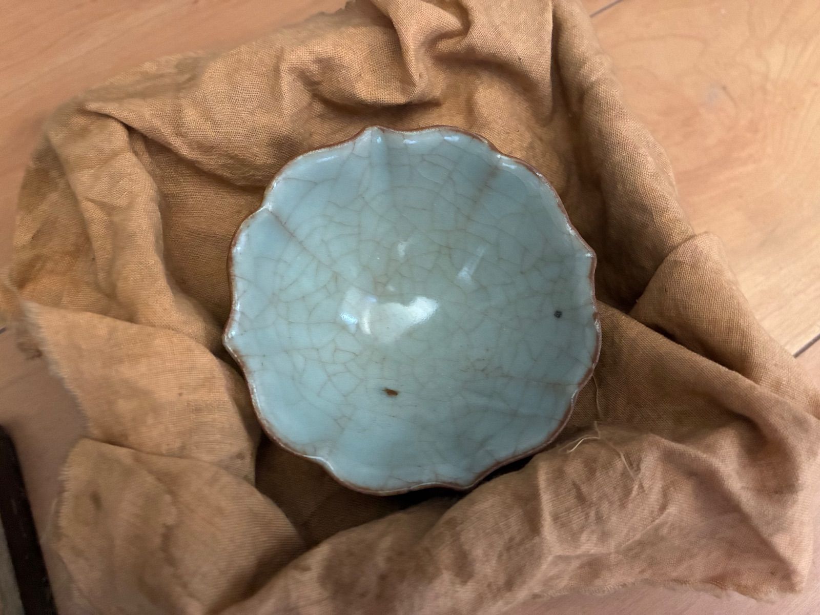 【唐物】中国古玩 青磁 菱口花口盃 哥窯型 金糸鉄線 時代木箱入 酒器 茶器 骨董