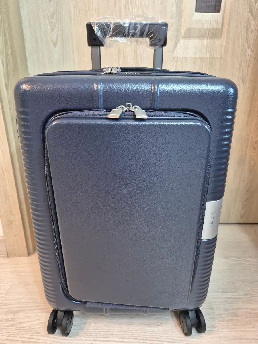 ナショナルジオグラフィック キャリアー キャメル 20インチ 機内用 新品 (ネイビー)