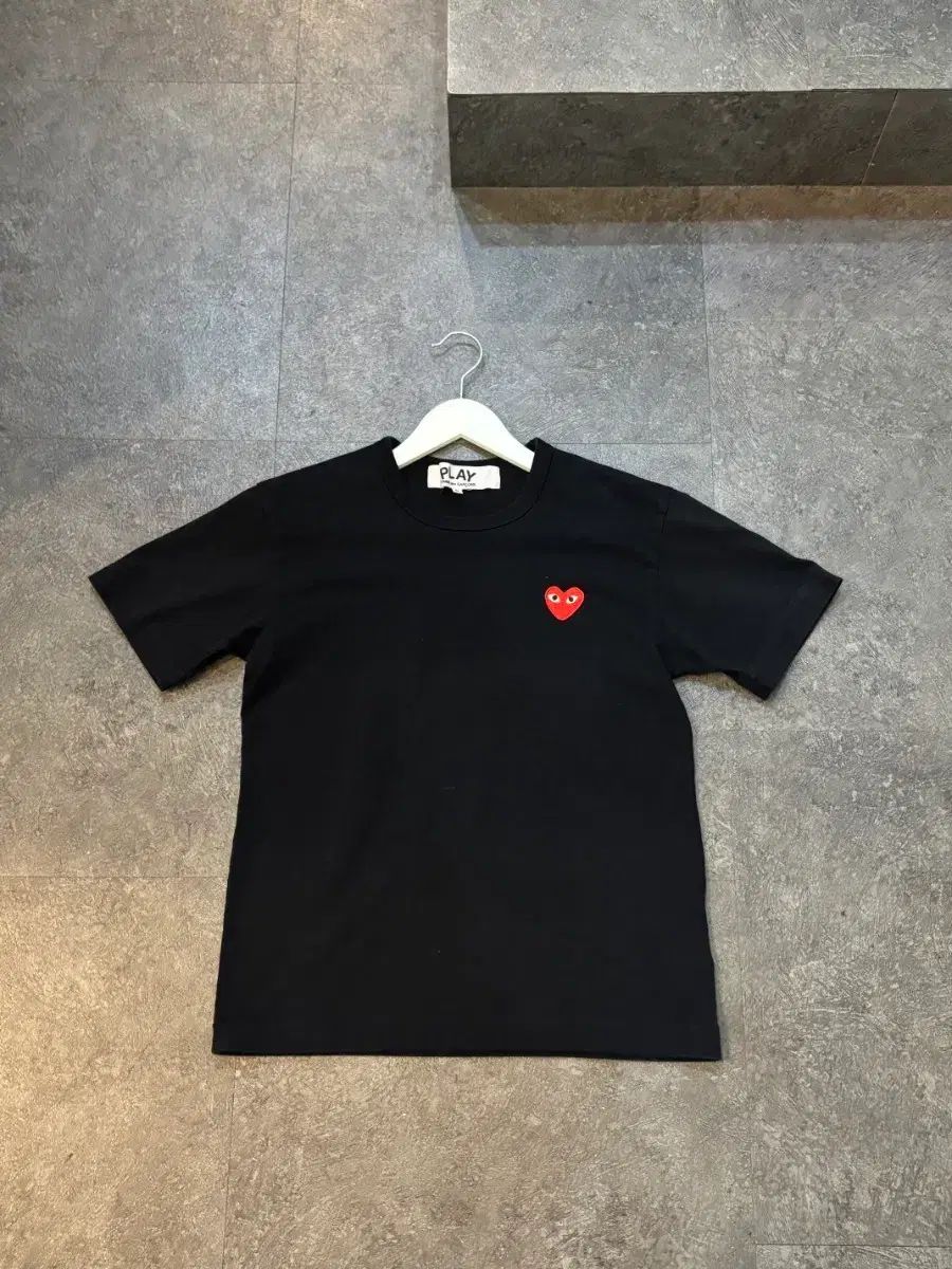 COMME des GARCONS PLAY 半袖Tシャツ ブラック レッドワッペン Sサイズ