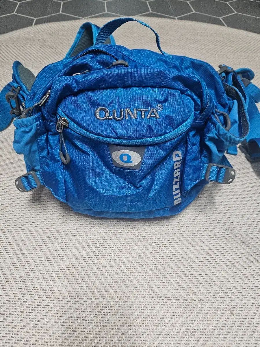クォンタ ブリザード 10L 登山 ヒップバッグ ブルー