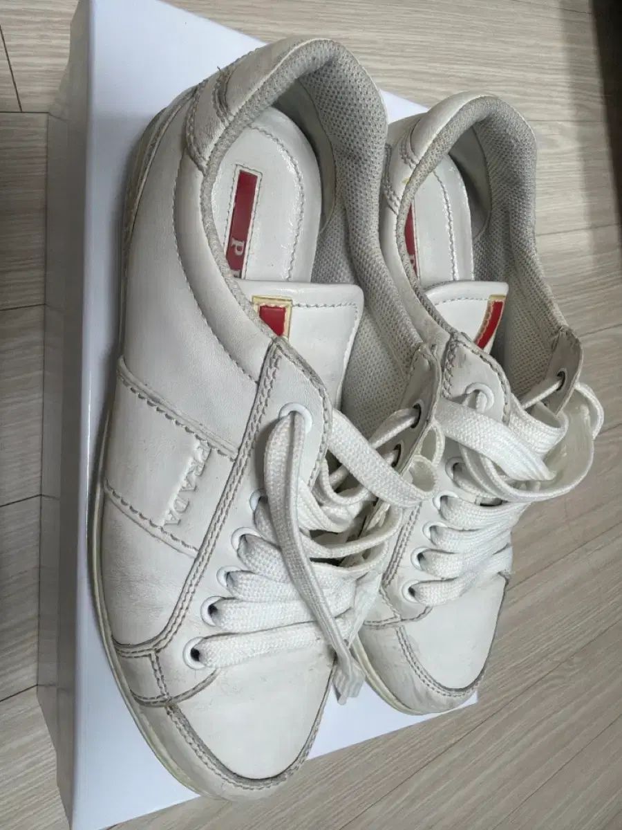 PRADA 白 スニーカー