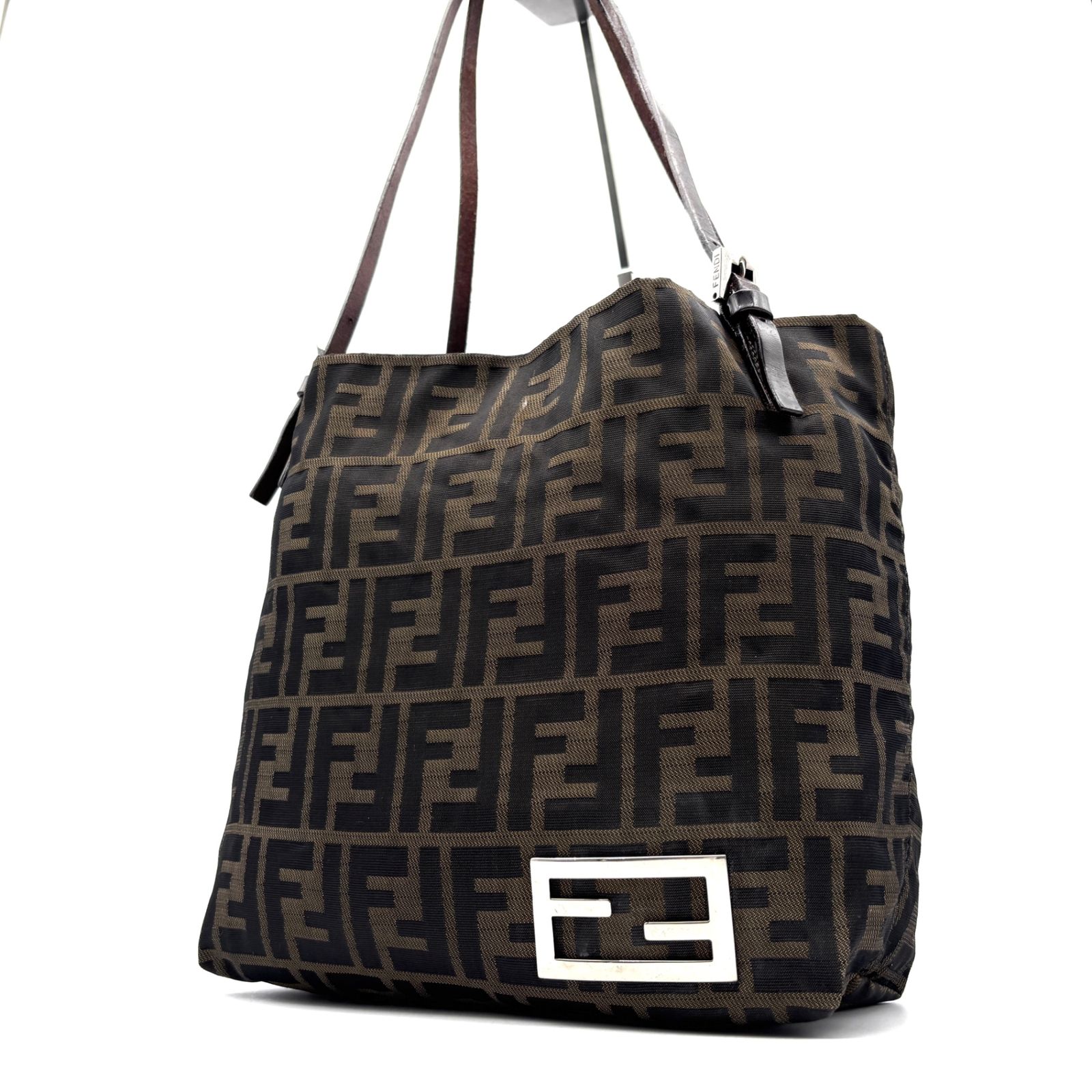 FENDI フェンディ ズッカ トートバッグ ハンドバッグ ショルダーバッグ ブラウン キャンバス レザー メタルロゴ 肩掛け 大容量 夏のボーナス 夏休み 旅行 お出かけ ご褒美 ギフト トレンド