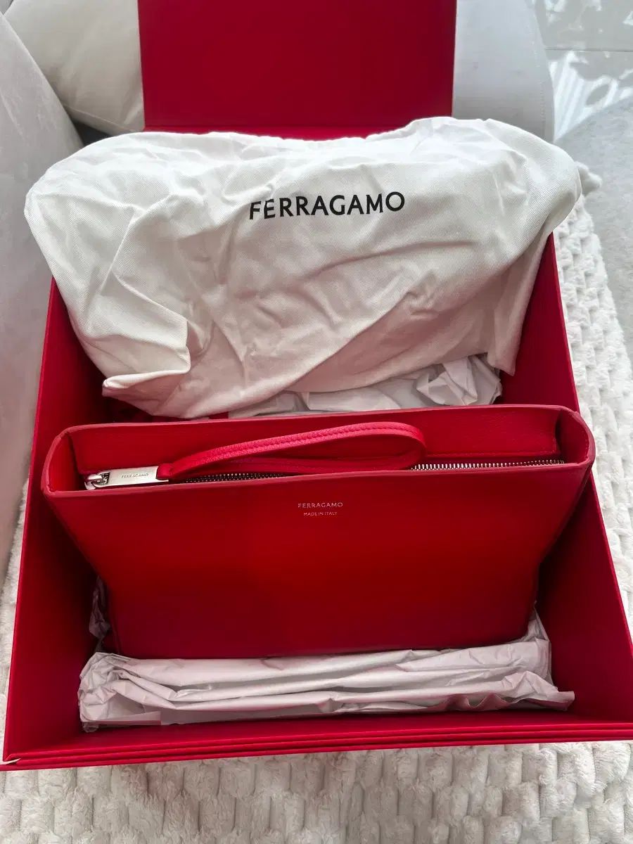 FERRAGAMO フェラガモ クラッチバッグ レッド