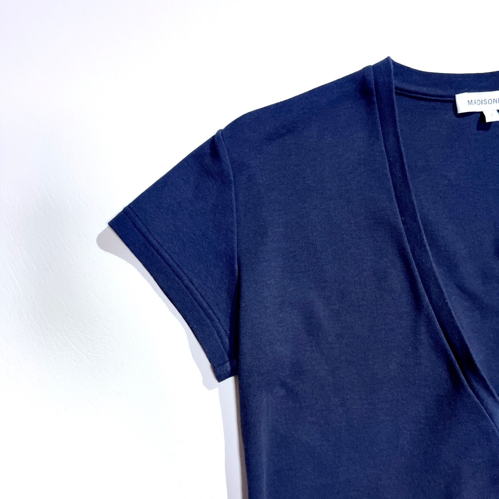 kU91 MADISON BLUE Vネックカットソー Tシャツ トップス 半袖 ネイビー