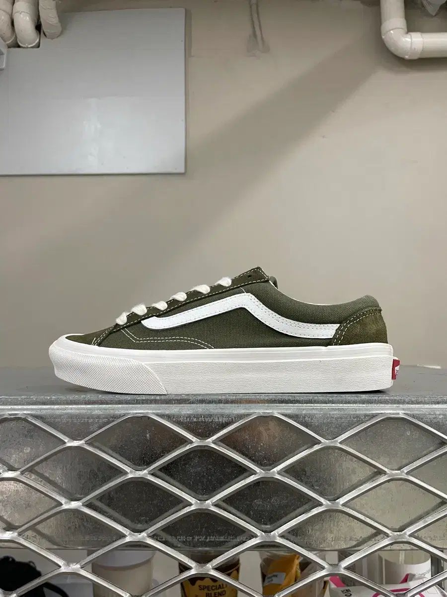 VANS スタイル36 カーキ 235 (gr-5111)