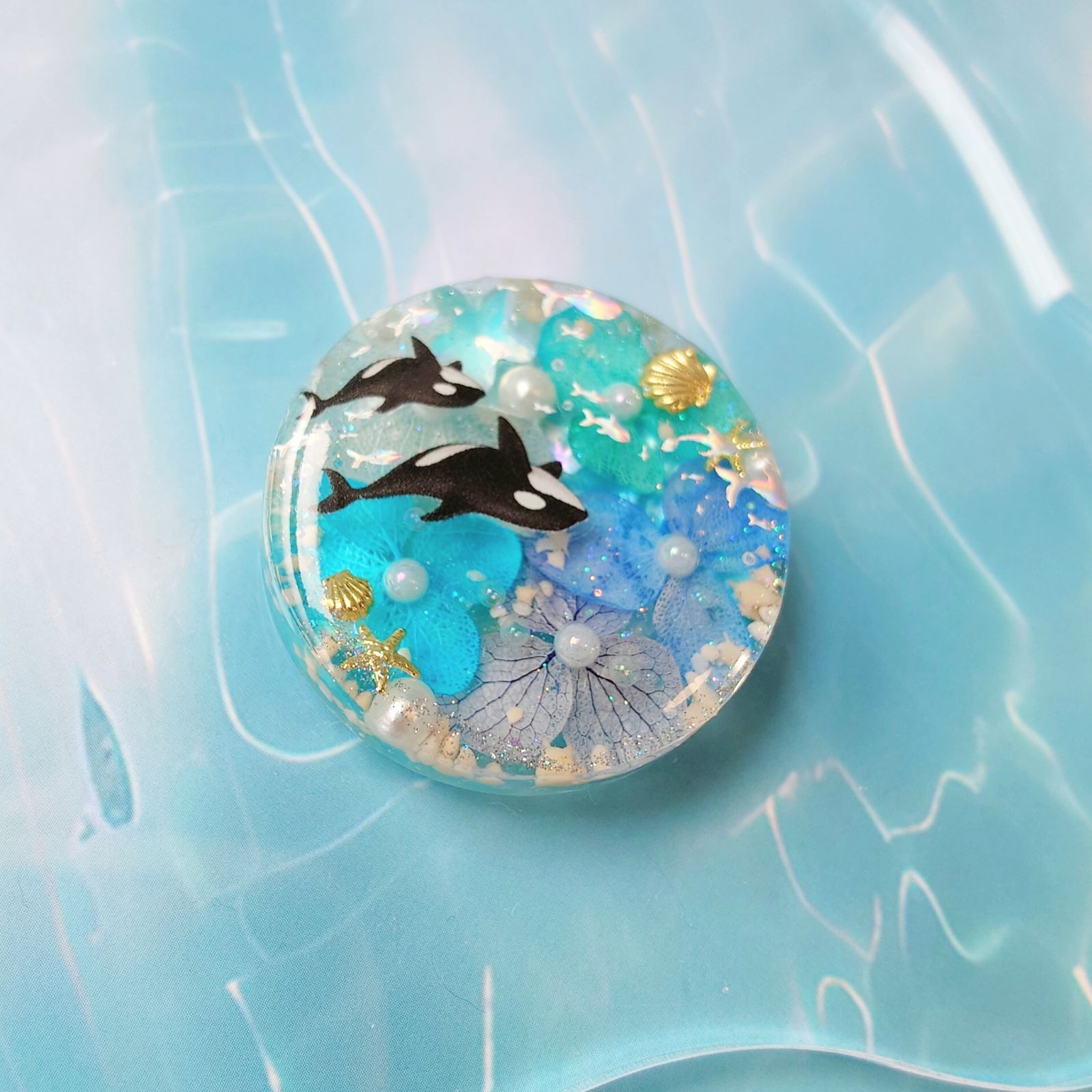 シャチ親子と紫陽花の海 レジンヘアゴム キーホルダー ブローチ ポニー
