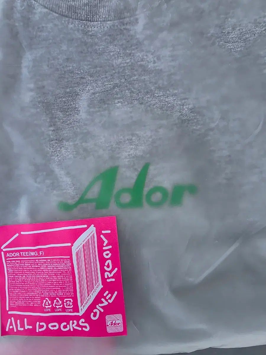 NewJeans（ニュージーンズ・ニュジ）アドア ロゴTシャツ