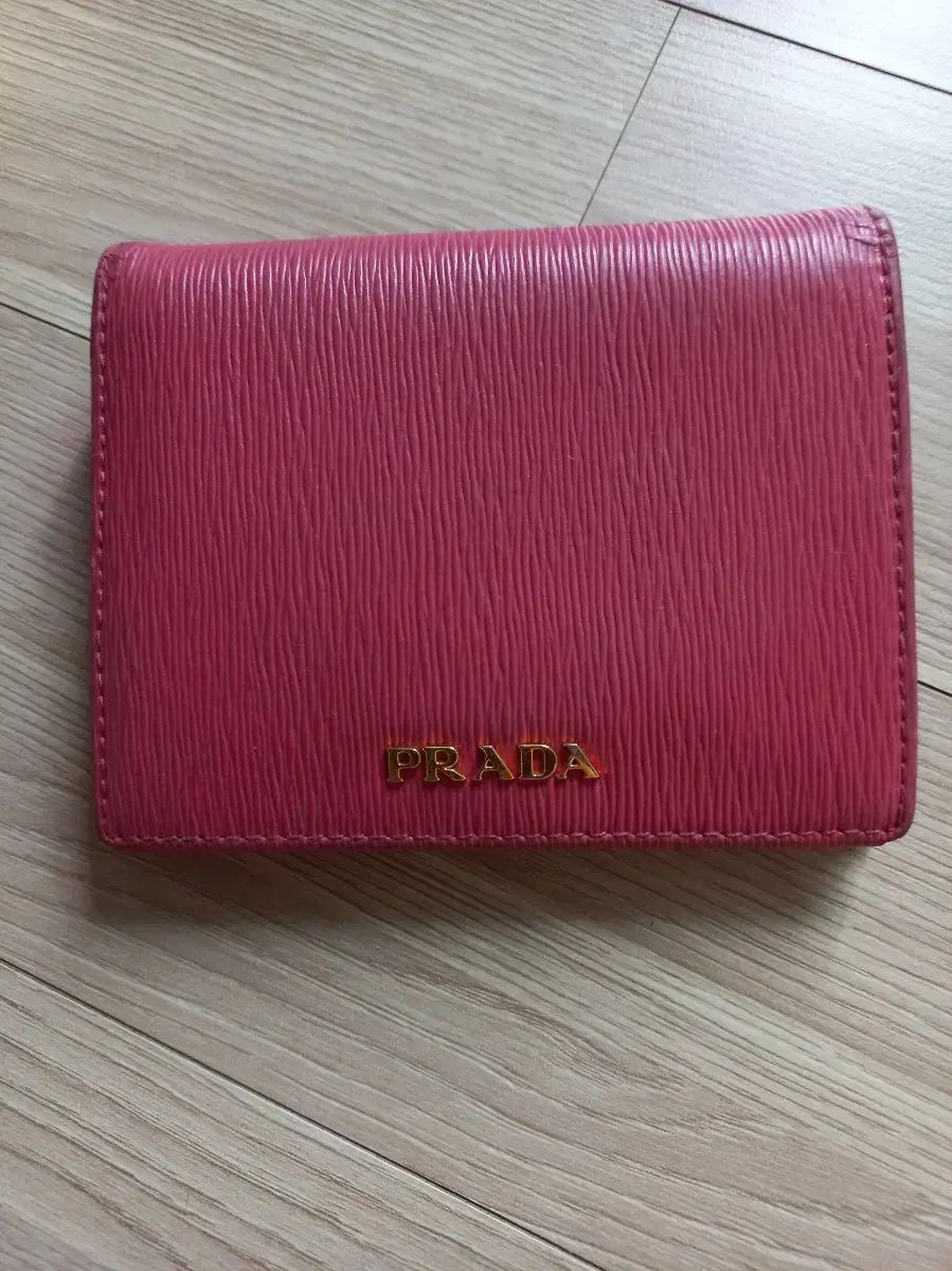 PRADA プラダ 二つ折り財布 コイン収納可能