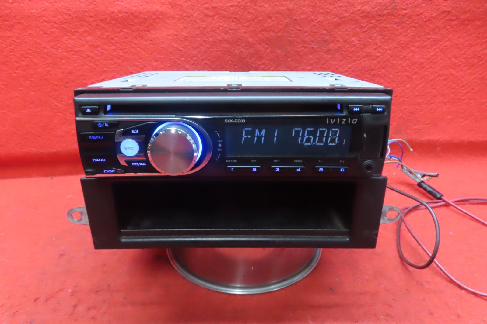 ＊CS2368＊lvizia　SKK-CD03　プレーヤー/デッキ/カーオーディオ　USB/AUX 1DIN　小物入れ　ステー付