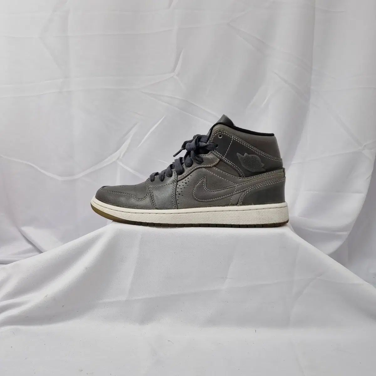 260 NIKE エア ジョーダン 1 ミッド ヌーヴォー ウルフ グレー